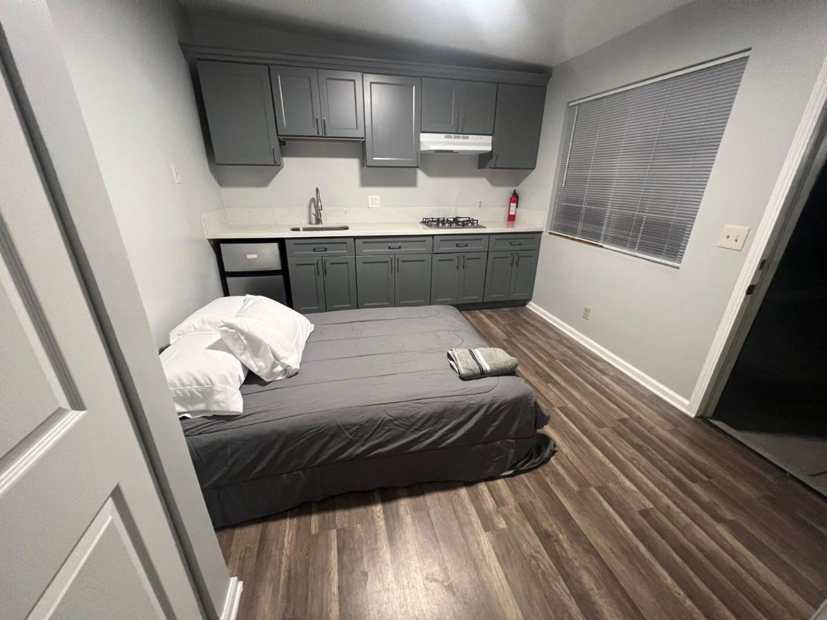 Hostal Hollywood's Homes For The Soul