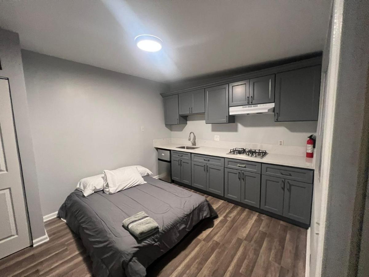 Hostal Hollywood's Homes For The Soul